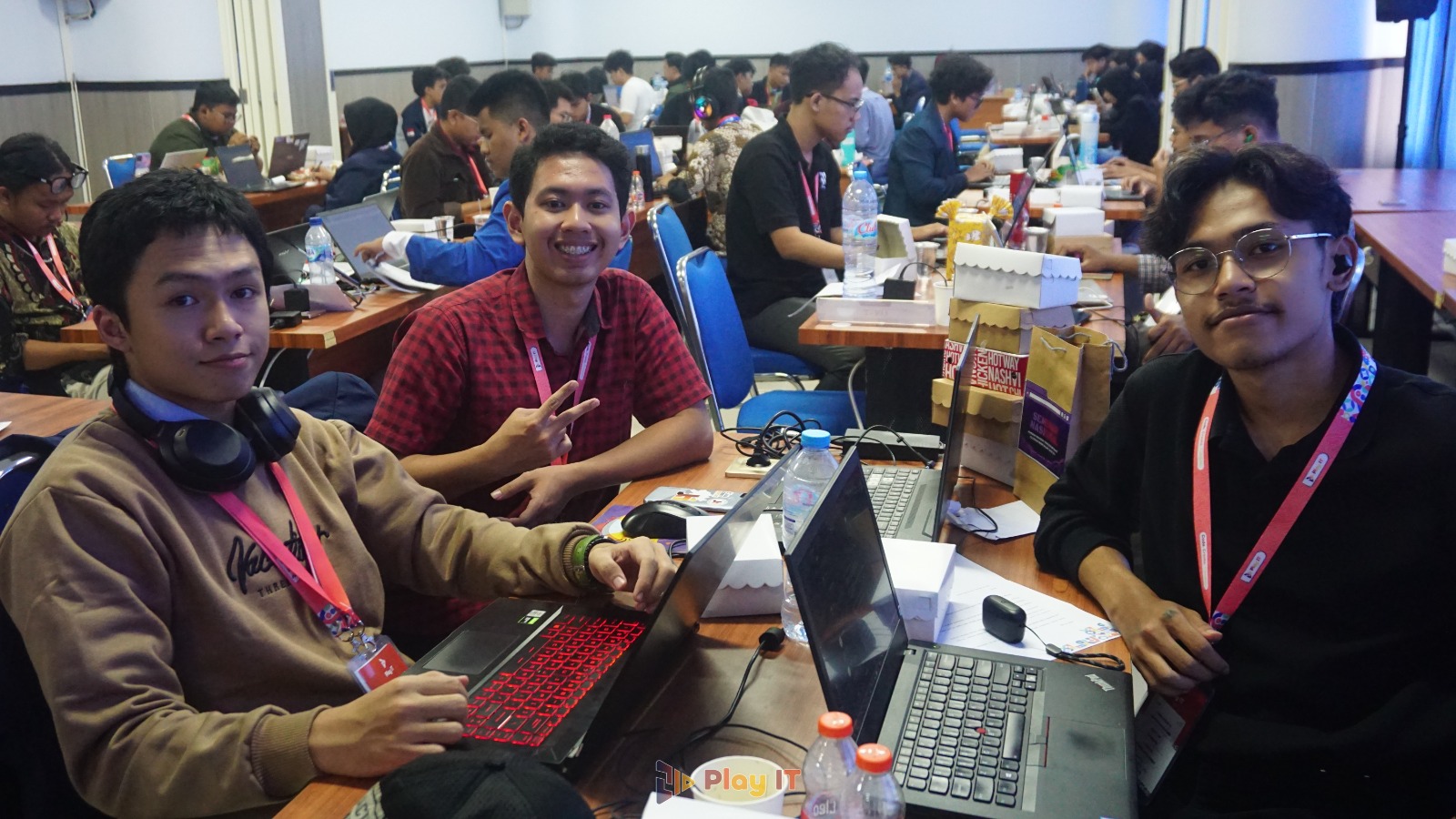 Peserta Hackathon Play IT Berkolaborasi
