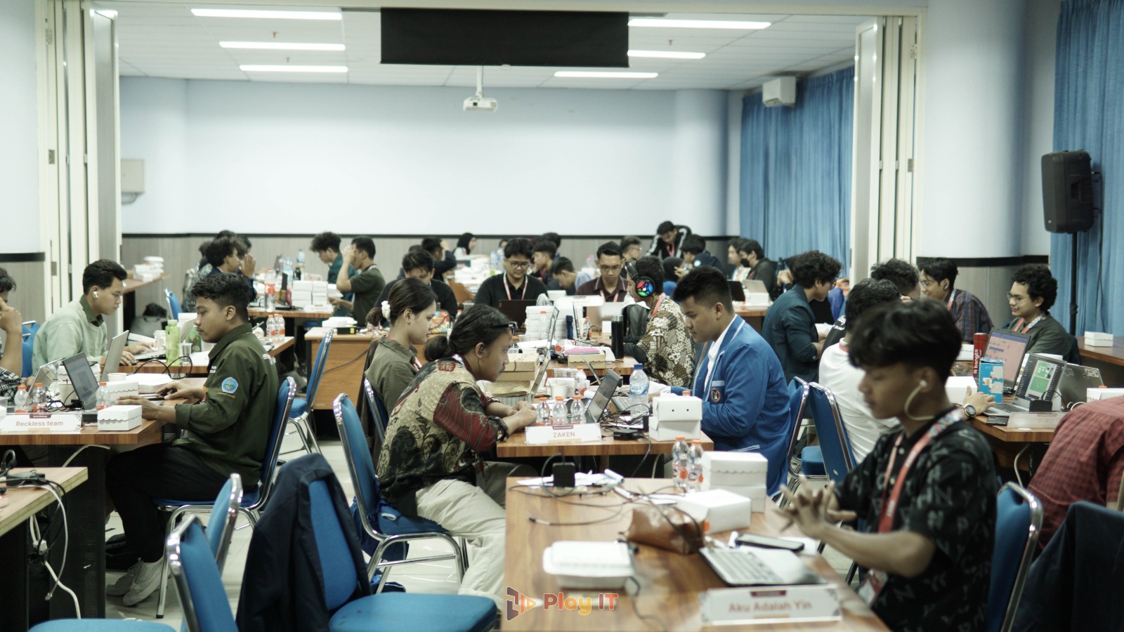 Diskusi Tim Selama Hackathon